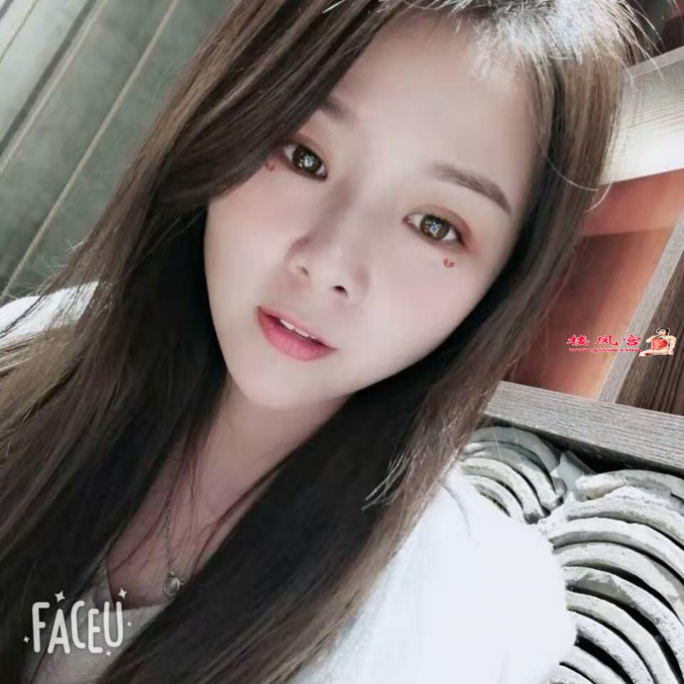 黑丝大长腿的大胸妹子 胸不大但是服务不错的